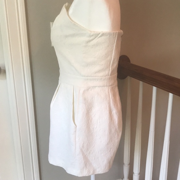 White Strapless Lace Textured Fitted Romper With Zipper Closure Size Medium - Picture 5 of 9